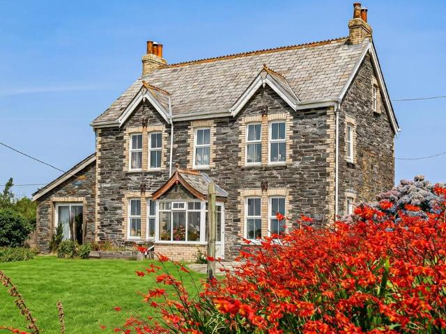 House for sale in Pendoggett, Cornwall