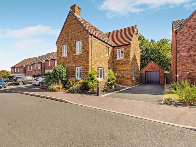 House for sale in Moulton