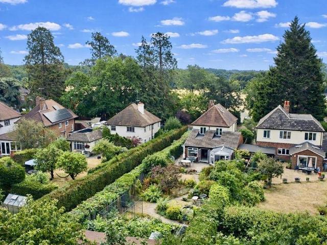House for sale in Heol-las, Surrey