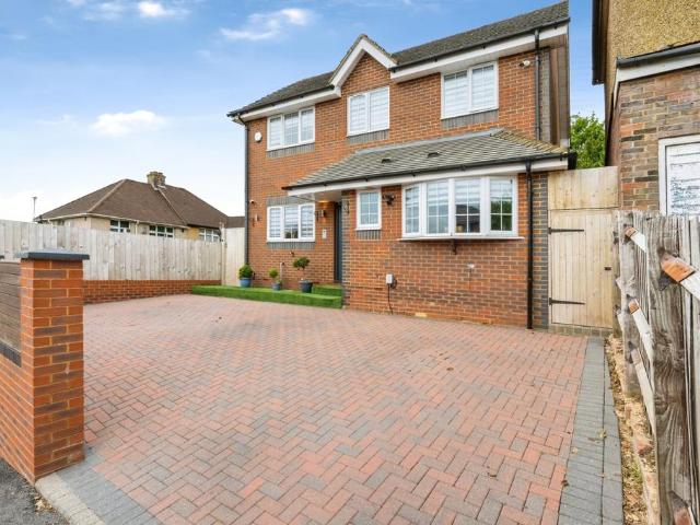 House for sale in Spring Park, Luton
