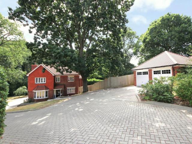 House for sale in Hedge End, Helford