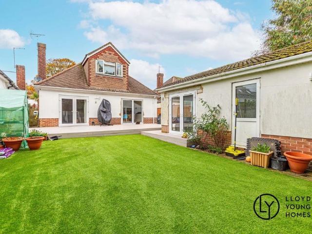 House for sale in Holdenhurst, Bournemouth