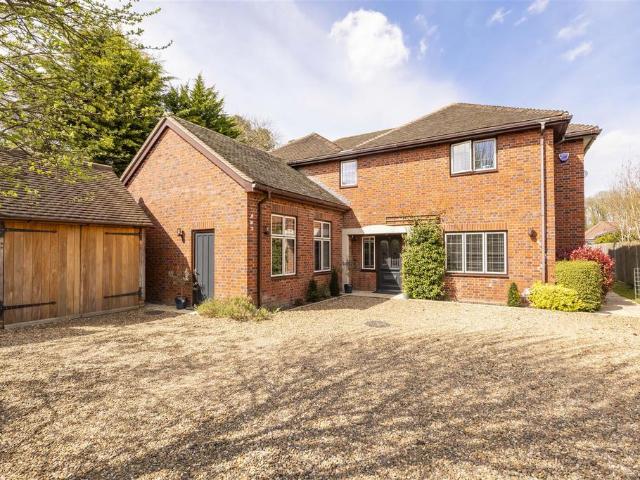 House for sale in Hatching Green, Five Acres