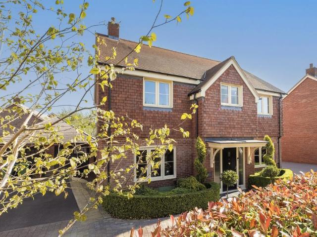 House for sale in Aston Clinton, Buckinghamshire
