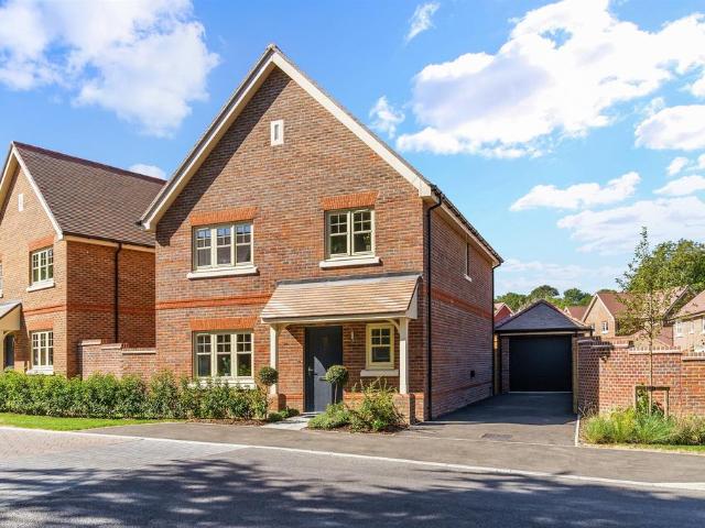House for sale in Headley, Pachesham Park