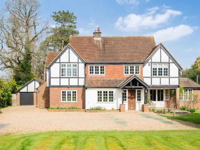 House for sale in Nutfield, Hillview