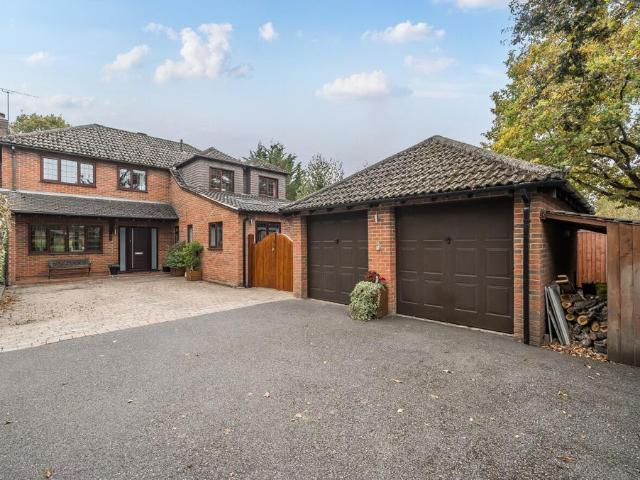 House for sale in Heol-las, Surrey