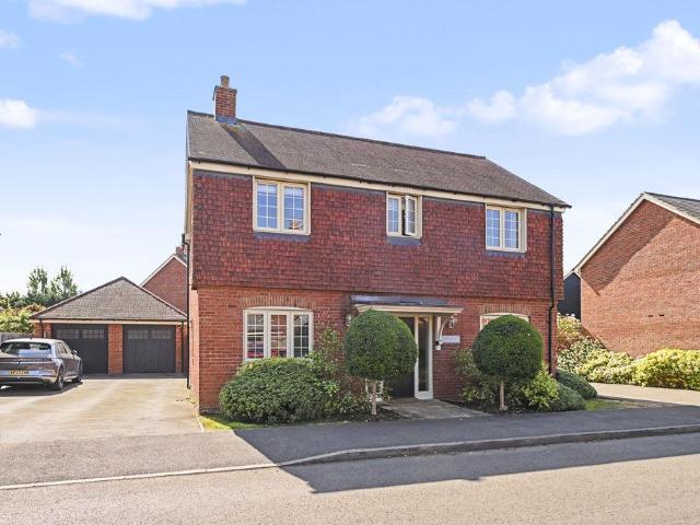 House for sale in Aston Clinton, Buckinghamshire
