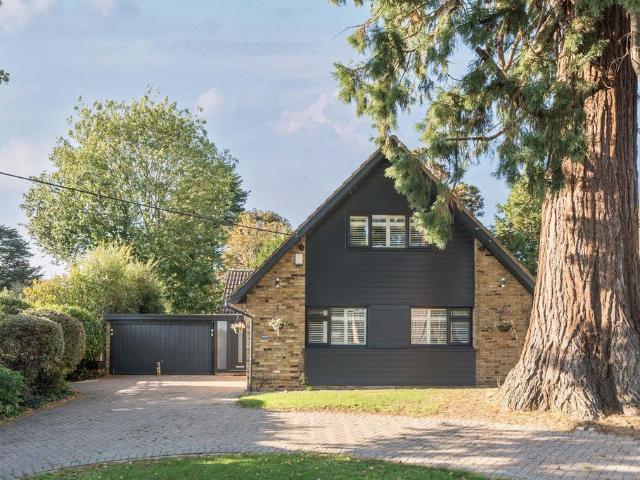 House for sale in Hatch End, Greater London