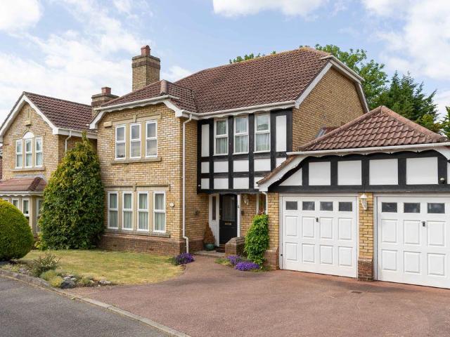 House for sale in Roundshaw, Greater London