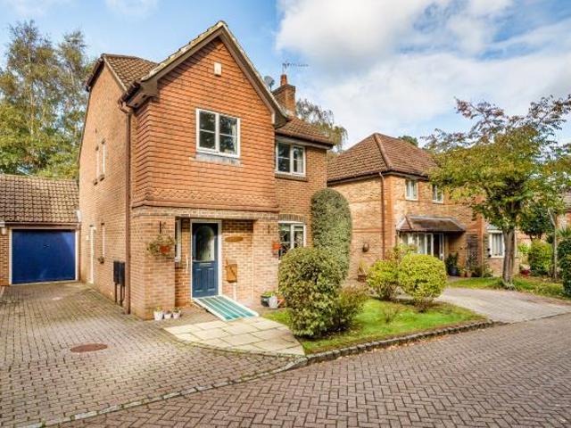 House for sale in Heol-las, Surrey