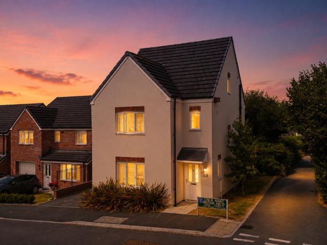 House for sale in Woodfieldside, Croespenmaen
