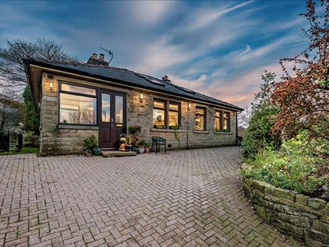 House for sale in Old Glossop, Charlesworth