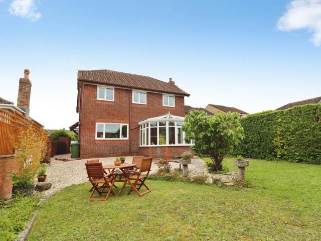 House for sale in Kingswood