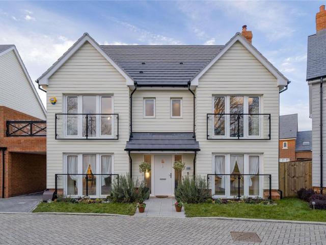 House for sale in Heol-las, Surrey