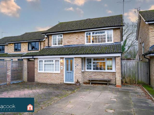 House for sale in How Wood, Five Acres