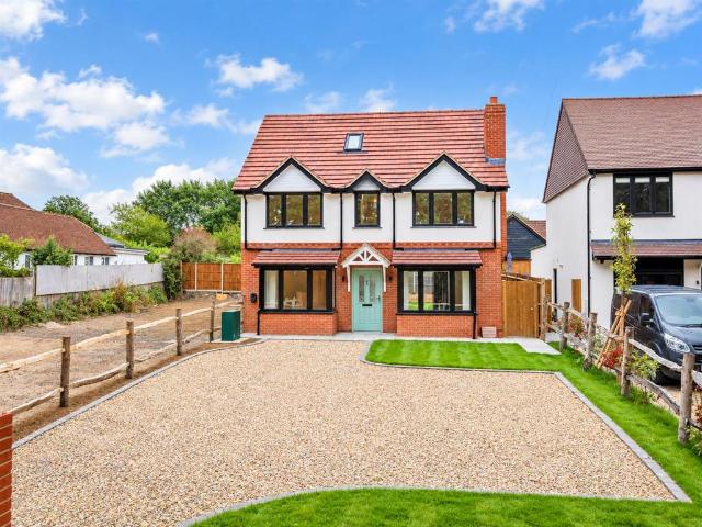 House for sale in Heol-las, Surrey