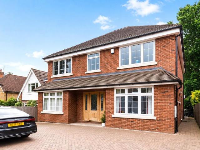 House for sale in Heol-las, Surrey