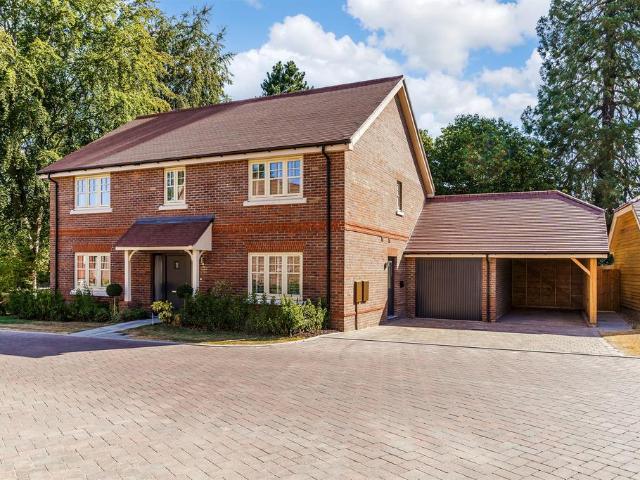 House for sale in Headley, Pachesham Park