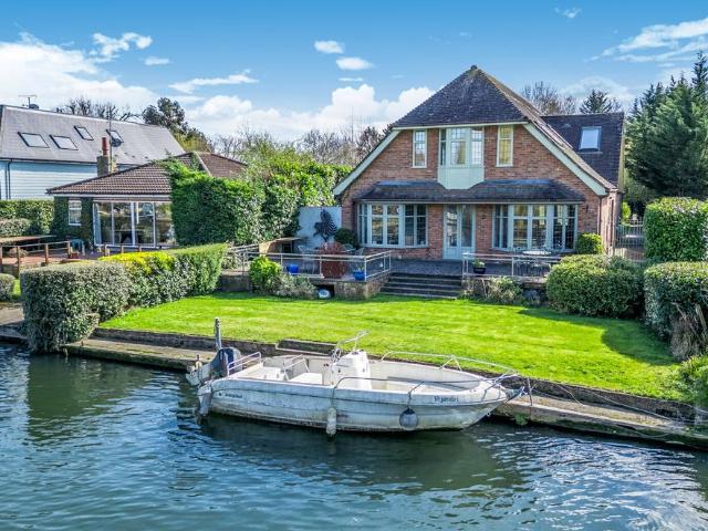 House for sale in Hamm Court, Row Town
