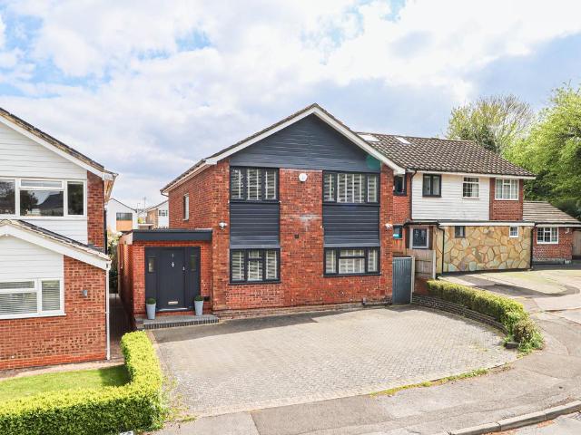 House for sale in Hatching Green, Five Acres