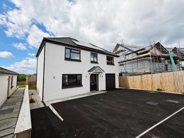 House for sale in Llannon, Tumble