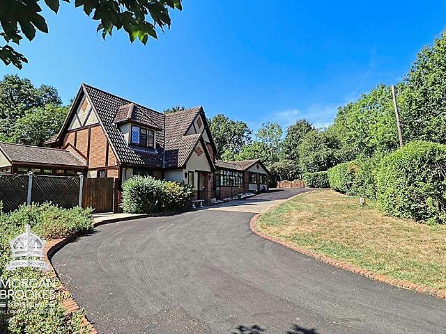 House for sale in Lee Chapel, Essex