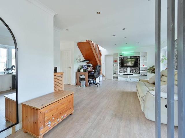 House for sale in Batchworth, Hertfordshire
