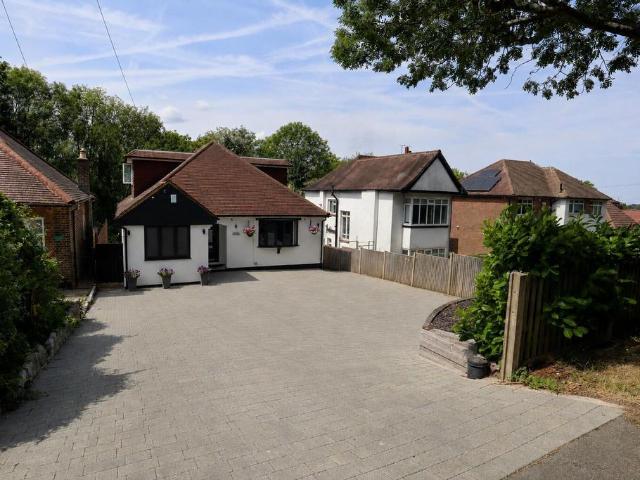 House for sale in London Borough of Croydon, Kenley