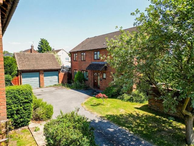 House for sale in Stoke Mandeville, Buckinghamshire