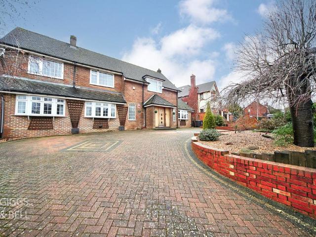 House for sale in Spring Park, Luton