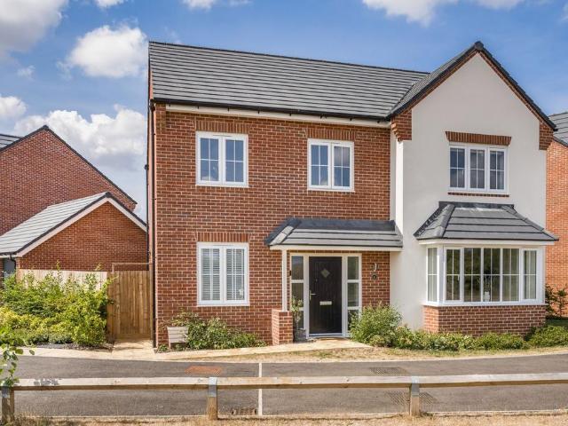 House for sale in Coombe Hill, Pamington