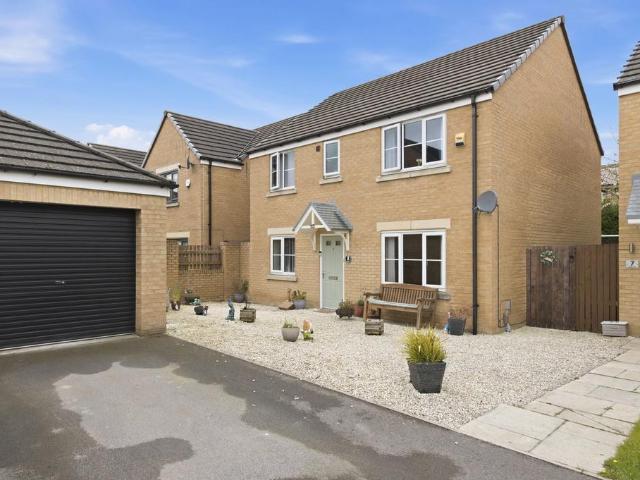 House for sale in Whinmoor, West Yorkshire