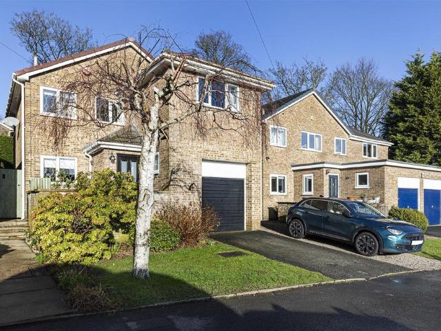 House for sale in Lindley, West Yorkshire