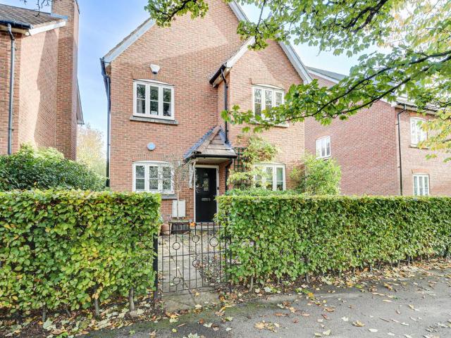 House for sale in Frogmore, Five Acres