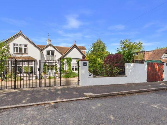 House for sale in Caterham on the Hill, Hillview