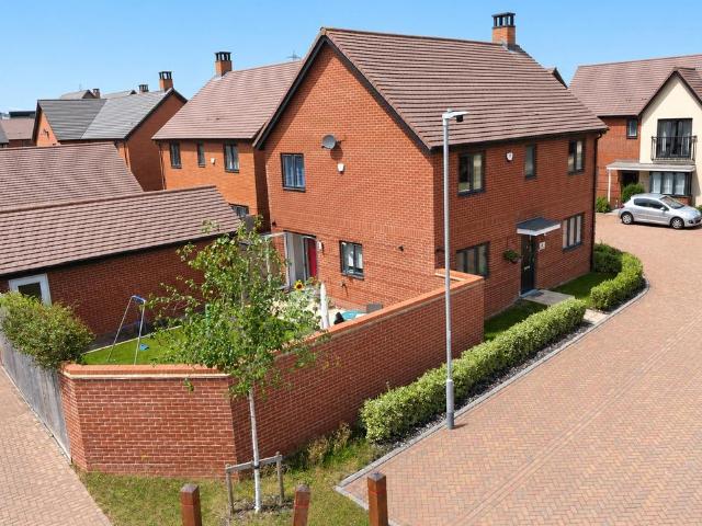 House for sale in Houghton Regis, Bedfordshire