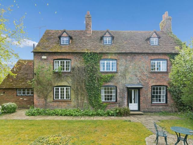 House for sale in How Wood, Five Acres