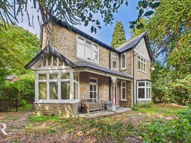 House for sale in Hockerley, Charlesworth