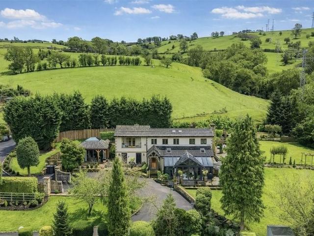 House for sale in Chisworth, Charlesworth