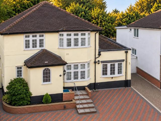 House for sale in Carpenders Park, Three Rivers