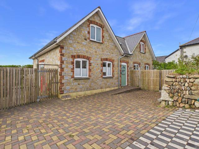 House for sale in Piece, Four Lanes