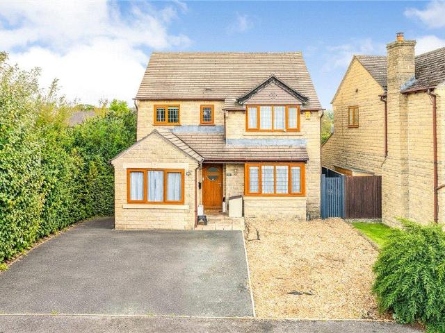 House for sale in Esscroft, Bradford