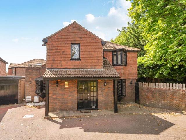 House for sale in Little Stanmore, Greater London
