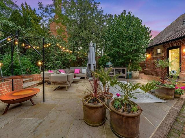 House for sale in The Butts, Kent
