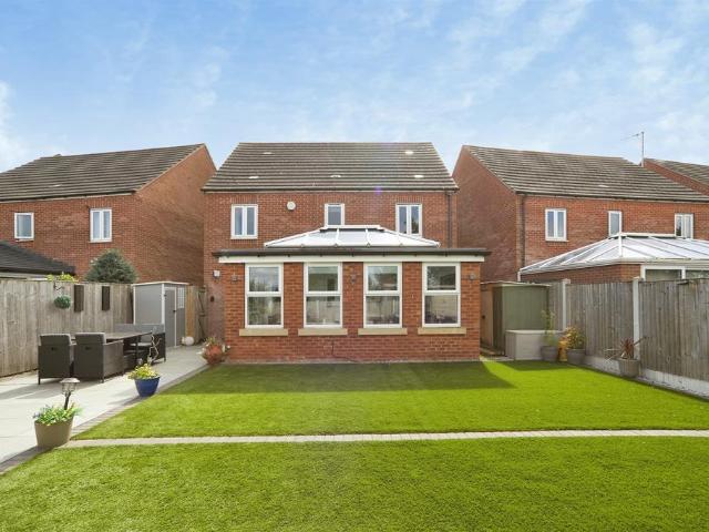 House for sale in Farnley, West Yorkshire