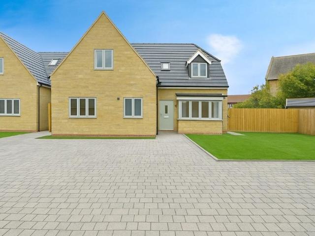 House for sale in Long Buckby, Northamptonshire