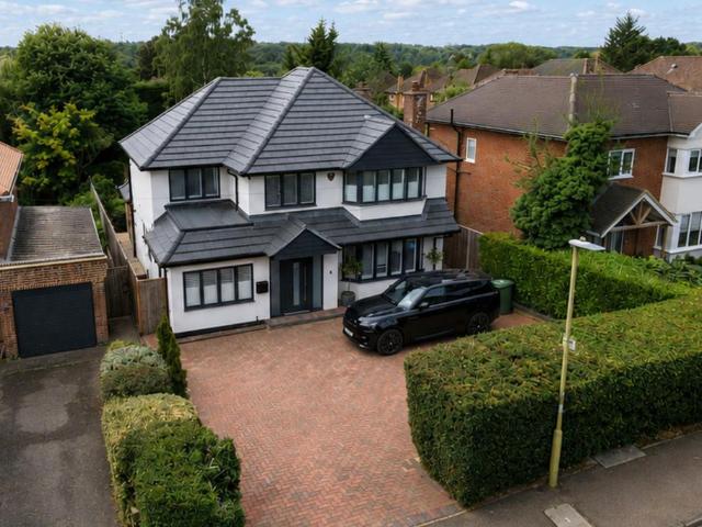 House for sale in Counters End, Pouchen End