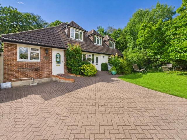 House for sale in Hillview, Surrey