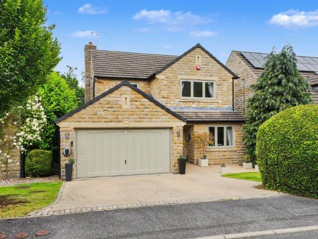 House for sale in Lindley, West Yorkshire